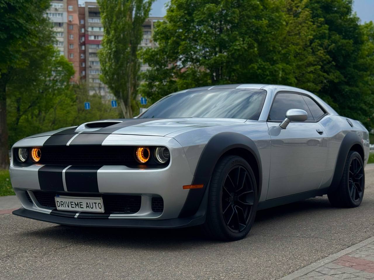 Dodge Challenger сріблястий у стоці DriveMe Auto